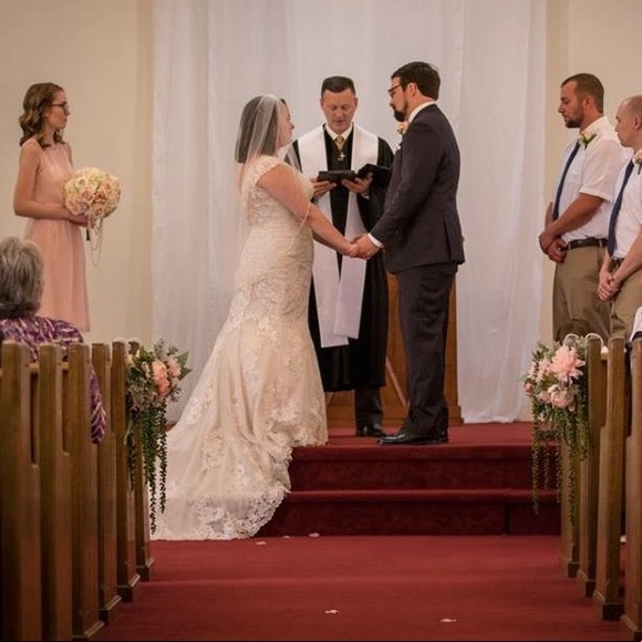 Wedding Dress with Veil - Picture 2 of 3